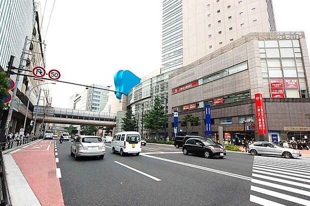 上大岡駅(京急 本線)まで3108m、京急線「快特」停車駅。直通で横浜へ1駅8分・品川へ4駅26分。羽田空港へも快適アクセス。ブルーラインの複数路線の駅です。