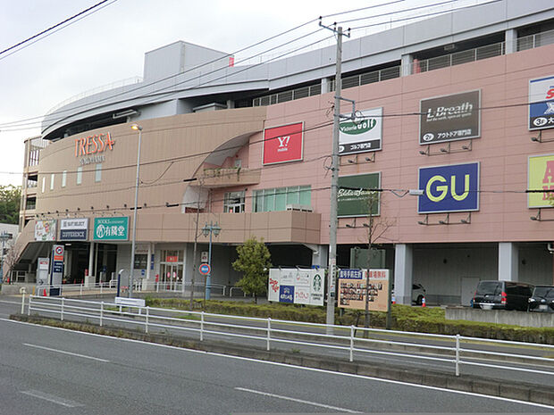 トレッサ横浜まで1062m、ファッション・グルメ・スーパーなど専門店で構成された、イベントも充実しているショッピングモール。週末でも駐車場が無料。