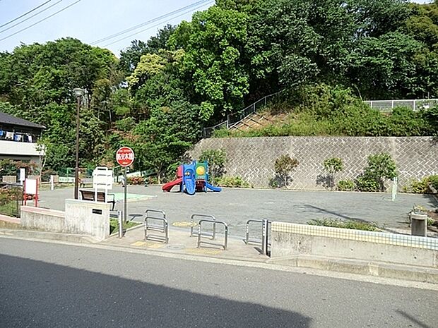 駒岡堂ノ前公園まで1041m、駒岡堂ノ前古墳に隣接する小さな公園。小さなお子様が遊ぶのにちょうどよいカラフルな滑り台や鉄棒があります。