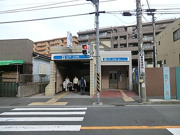 横浜市営地下鉄ブルーライン　下永谷駅まで1856m、駅周辺にはコンビニや医療機関が多くあり通勤・通学時に利用出来ます。駅への出入口が1箇所しかないので迷う事もありません。