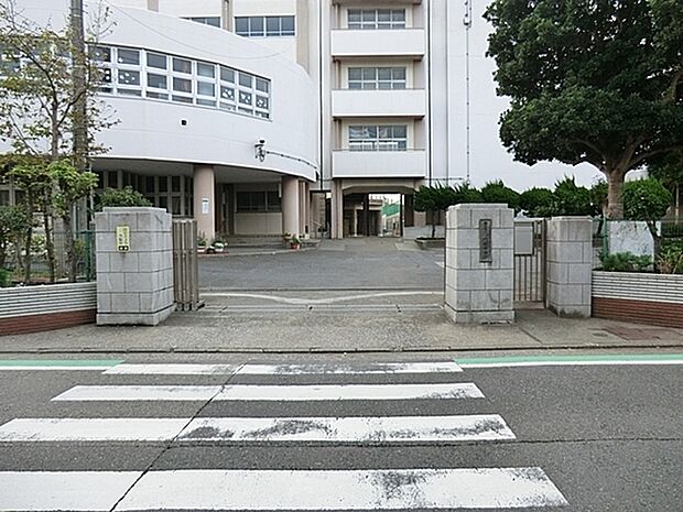 横浜市立六浦中学校まで1263m、学校教育目標：自ら学び粘り強く学習する態度を育て、基礎学力の定着を目指します。