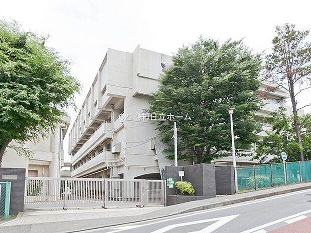 横浜市立下田小学校まで888m、昭和34年4月1日に当時珍しかった鉄筋の円形校舎が開校された。翌年35年には児童数が増えたため三階から四階に増築した。