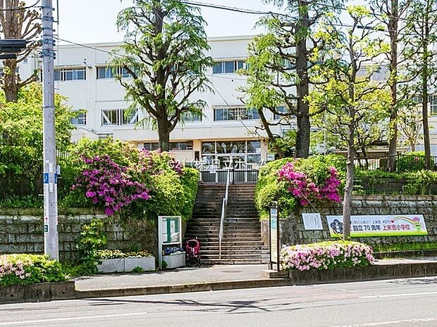 横浜市立上末吉小学校まで1192m、昭和26年5月創立　　教育目標　学び合い　支え合い　一人ひとりが輝く　上末っ子