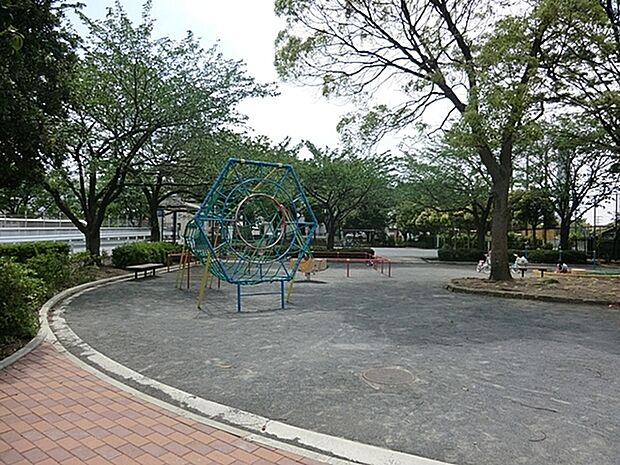 東伸ふれあい公園まで595m、公園はコの字型になっていて、遊具広場とボール遊びが出来る広場に分かれています。ブランコやすべり台などの遊具があります。
