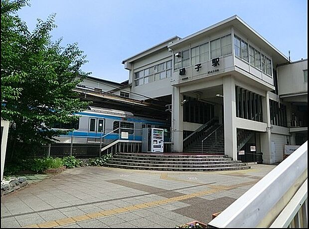 磯子駅(JR 根岸線)まで1950m、磯子駅発の京浜東北線もあり、朝の通勤では座れるためとても便利な駅です。