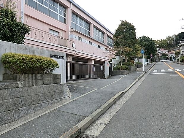 横浜市立六浦南小学校まで390m、学校教育目標：「健康で、笑顔がすてきな子」