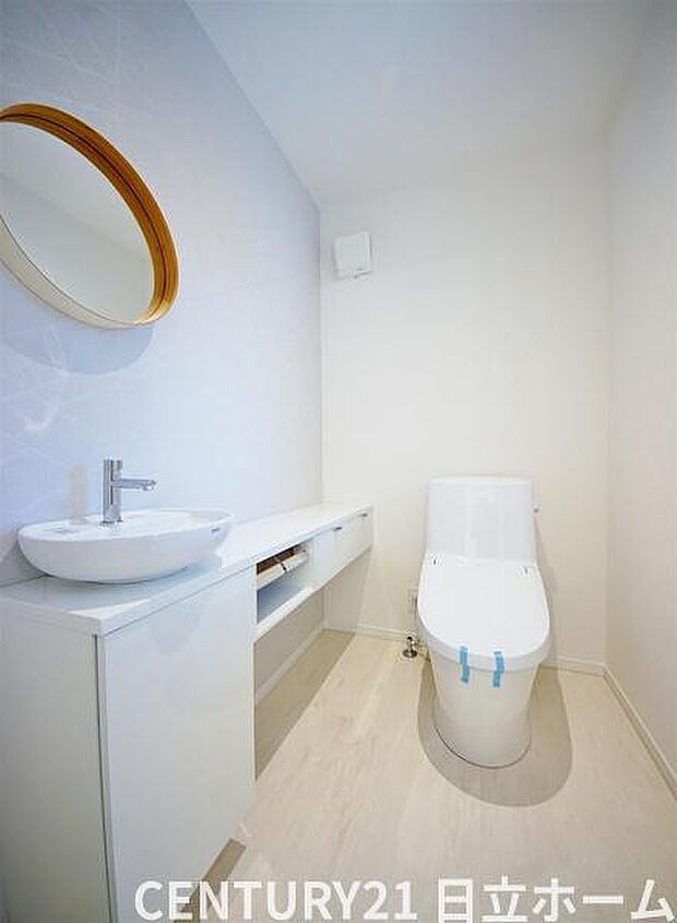 《トイレ》　■トイレは明るい空間で清潔感があります。また、収納も設置して使い勝手も考えられています。