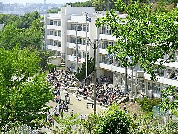 鎌倉市立深沢中学校まで1324m、「健康と知性、真理と平和」を教育理念に掲げています。