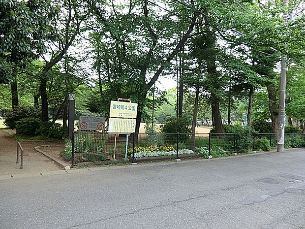 宮崎第四公園まで790m、広い園内には野球のグラウンドがあります。ブランコや滑り台付きの複合遊具などもあり、小さな子供も思い切り遊ぶことができます