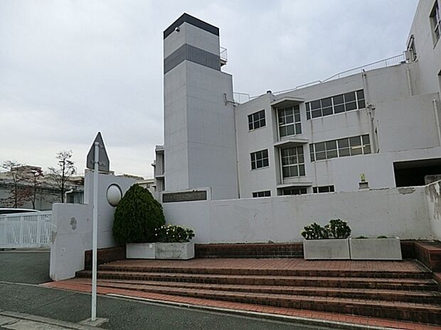 横浜市立川和中学校まで1311m、本校は平成21年度に創立30周年を迎えました。