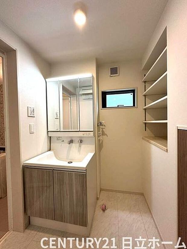 《洗面化粧台》　■使いやすいシャープなデザインの洗面化粧台。