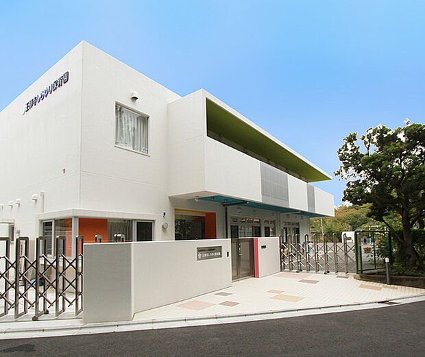 王禅寺しらゆり保育園まで875m、たくさんの緑に囲まれた環境の中にあります。自然豊かな環境で子どもと一緒にのびのび過ごします。