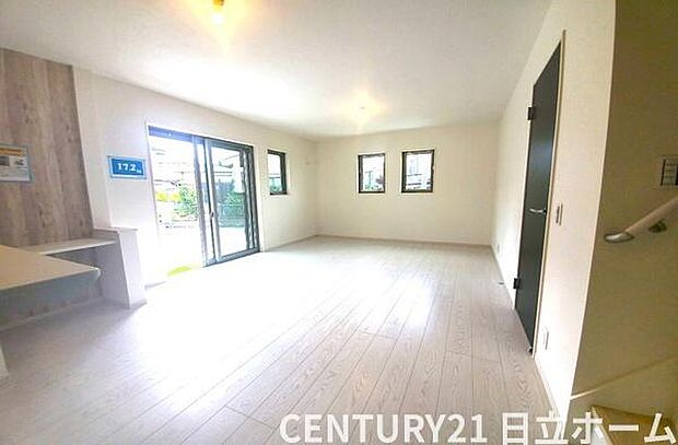 《リビングダイニング》 ■開放的で広いリビング。のびのびとくつろげるリビングは、家族のコミュニケーションの場として、みんなが集まる憩いの場所に。