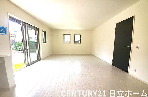 《リビングダイニング》 ■大画面TVも余裕、インテリアプランが考えやすいワイドなリビング。家族がしぜんに集まる広さ、お子様が思わず走り出す大空間。