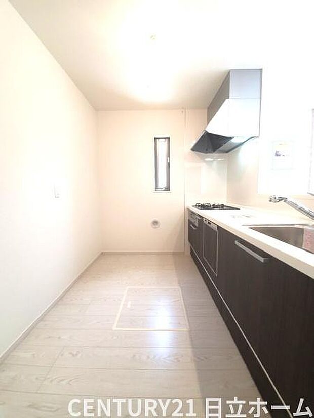 《システムキッチン》 ■使いやすい収納豊富なキッチンです。