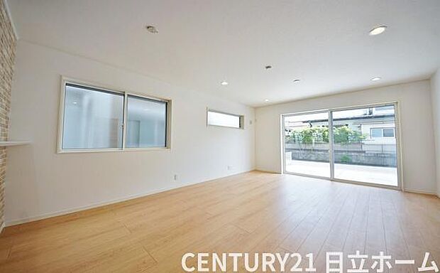 《リビングダイニング》　■大画面ＴＶも余裕、インテリアプランが考えやすいワイドなリビング。家族がしぜんに集まる広さ、お子様が思わず走り出す大空間。