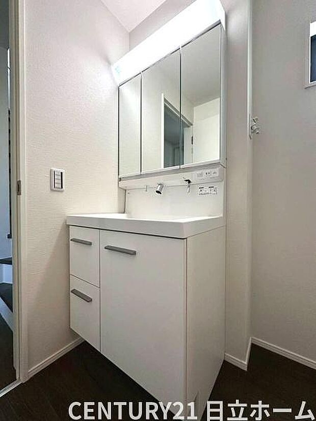 《洗面化粧台》　■使いやすいシャープなデザインの洗面化粧台。