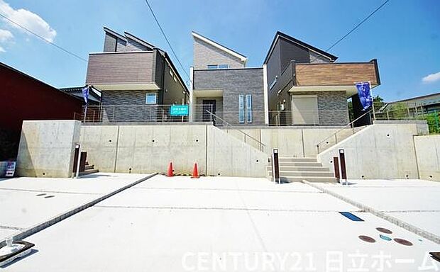 《外観》 ■一戸建ての多いエリア、静かで落ち着いた雰囲気。シンプルで美しいフォルム空気までクリーンになるような佇まい。心地よいライフスタイルが実現できるそんな予感。