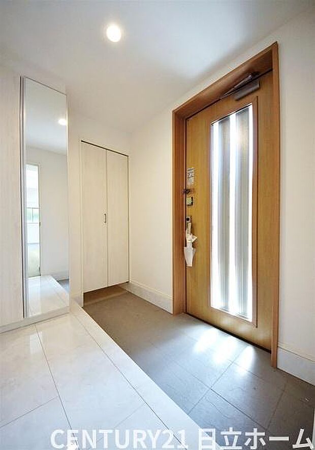 《玄関》 ■玄関を開けると、エントランスホールがお出迎え。上がりがまちやシューズボックスがゆったりと構え、心地よさに包まれます。