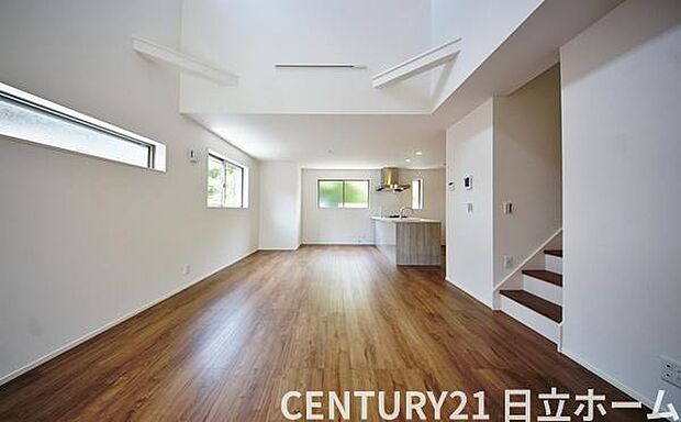 《リビングダイニング》　■大画面ＴＶも余裕、インテリアプランが考えやすいワイドなリビング。家族がしぜんに集まる広さ、お子様が思わず走り出す大空間。