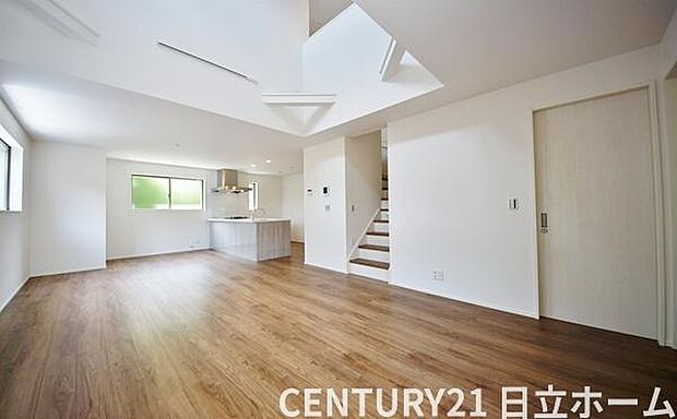 《リビングダイニング》　■大画面ＴＶも余裕、インテリアプランが考えやすいワイドなリビング。家族がしぜんに集まる広さ、お子様が思わず走り出す大空間。