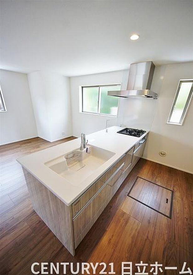 《システムキッチン》 ■家族が集う楽しく親子の会話もはずむキッチン。明るく清潔で使い勝手のいいキッチンには、いつも家族の笑顔があふれています。