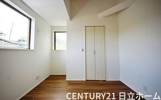 《子供部屋》 ■机とべットを入れても十分な広さ、お子様の勉強部屋に。グングンと成績UPの予感が。