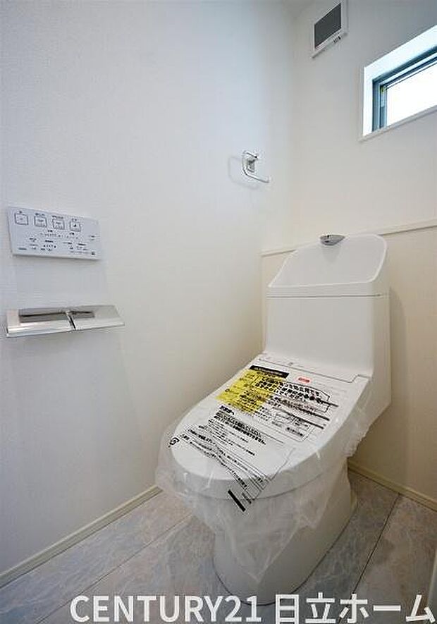 《トイレ》 ■窓のあるトイレは明るい空間で清潔感があります。