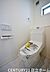 トイレ：《トイレ》　■窓のあるトイレは明るい空間で清潔感があります。