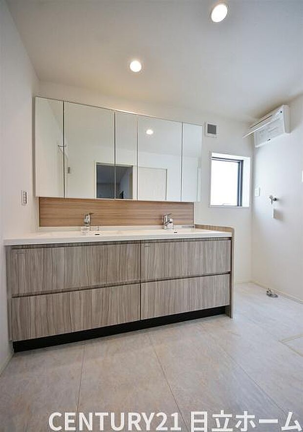 ダブルボールの洗面所。1.5坪の広さなので朝の忙しい時間は、きっとご家族を楽にしてくれることでしょう