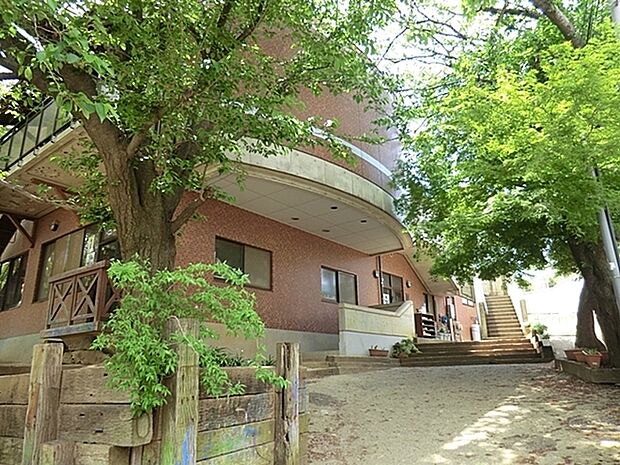 金井幼稚園まで1175m、自然の中で自由に奔放に生活する上で自立したたくましい子供を育てていきます。