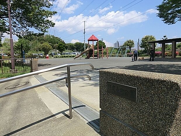 野庭表町公園まで798m、複合滑り台やブランコがあります。