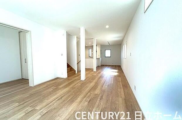 《リビングダイニング》 ■大画面TVも余裕、インテリアプランが考えやすいワイドなリビング。家族が自然に集まる広さ、お子様が思わず走り出す大空間。