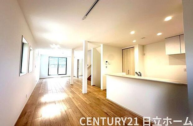 《リビングダイニング》 ■開放的で広いリビング。のびのびとくつろげるリビングは、家族のコミュニケーションの場として、みんなが集まる憩いの場所に。