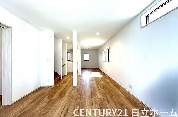 《リビングダイニング》 ■大画面TVも余裕、インテリアプランが考えやすいワイドなリビング。家族が自然に集まる広さ、お子様が思わず走り出す大空間。