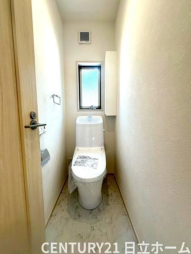 《トイレ》 ■窓のあるトイレは明るい空間で清潔感があります。