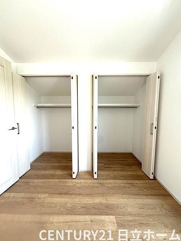 《収納》 ■洋服を機能的に収納できるハンガーパイプのほか、帽子やバッグを置ける枕棚も設置。ゆとりあふれる収納空間です。