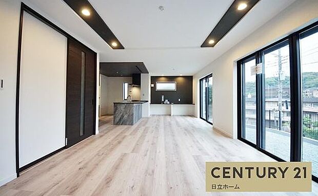 《リビングダイニング》 ■ゆとりを感じさせる上質で明るい空間が、住まう人や訪れる人を心地よく迎え入れてくれます。