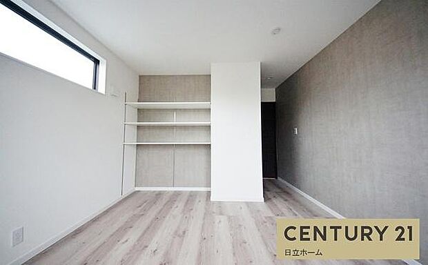 《子供部屋・洋室》■白い壁が窓から射し込む光を室内にまわし、柔らかな明るさを奥まで届ける。穏やかな空気に満ちた空間。