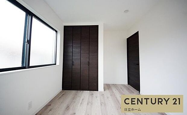 《洋室》 ■収納もしっかりとれていて、陽当たりも良く明るい居室。