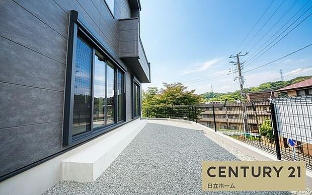 《庭》■子供のころに夢見た「庭付きマイホーム」。その夢が現実となるかもしれませんね。人目を気にせず開放的に家族でBBQパーティ。家庭菜園も楽しめます。南向きです。