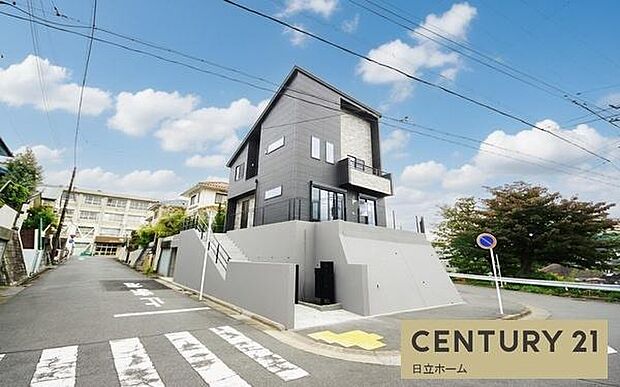 《現地》 ■豊かな光が照らすこの場所は、たわいもない会話を楽しみ、ゆったりとした時間を過ごす場所。家族の日常が刻まれる大切な空間です。