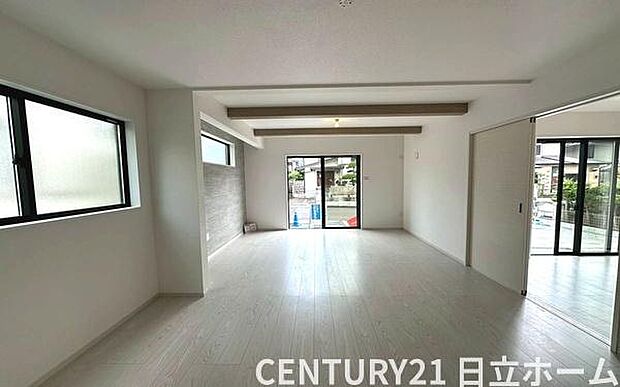 《リビングダイニング》　■家族が自然と集まって、思い思いにくつろぎ、遊び、語らう、やすらぎの空間。この大きな窓から差し込む自然の光は、あたたかく家族を照らして、夜には美しい星空を眺めることもできます。