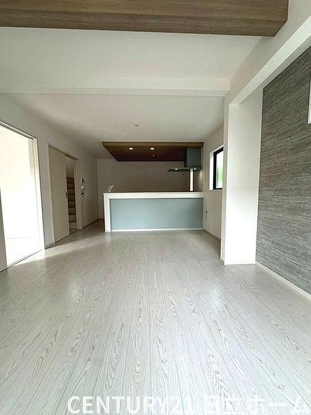 《リビングダイニング》　■豊かな光が照らすこの場所は、たわいもない会話を楽しみ、ゆったりとした時間を過ごす場所。家族の日常が刻まれる大切な空間です。自然光に溢れるこの空間はリフレッシュにピッタリです。