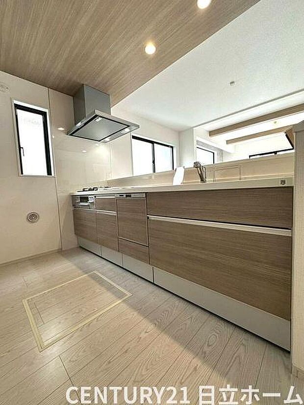 《キッチン》　■家族が集う楽しく親子の会話もはずむキッチン。明るく清潔で使い勝手のいいキッチンには、いつも家族の笑顔があふれています。この大きなキッチンでは、夫婦が仲良く一緒に料理することもできます。