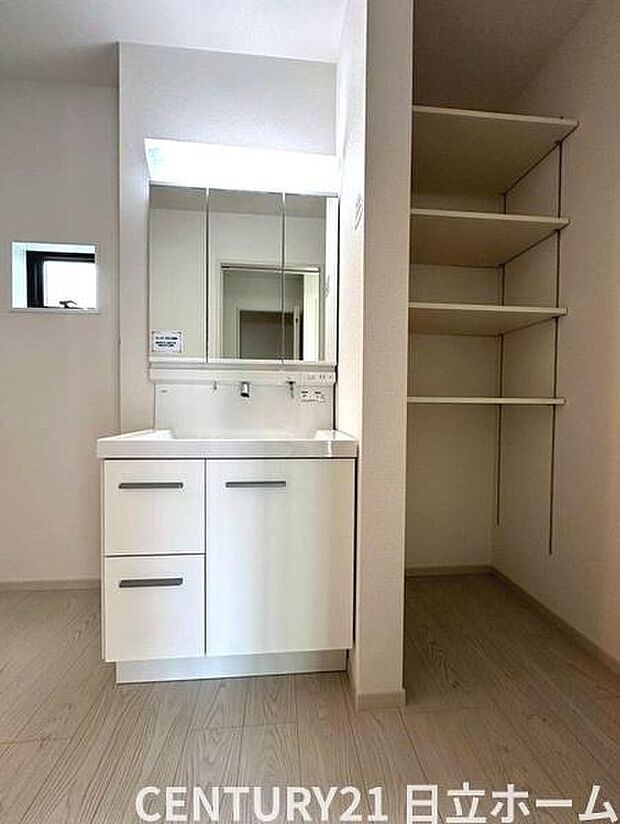 《洗面化粧台》　■使いやすいシャープなデザインの洗面化粧台。