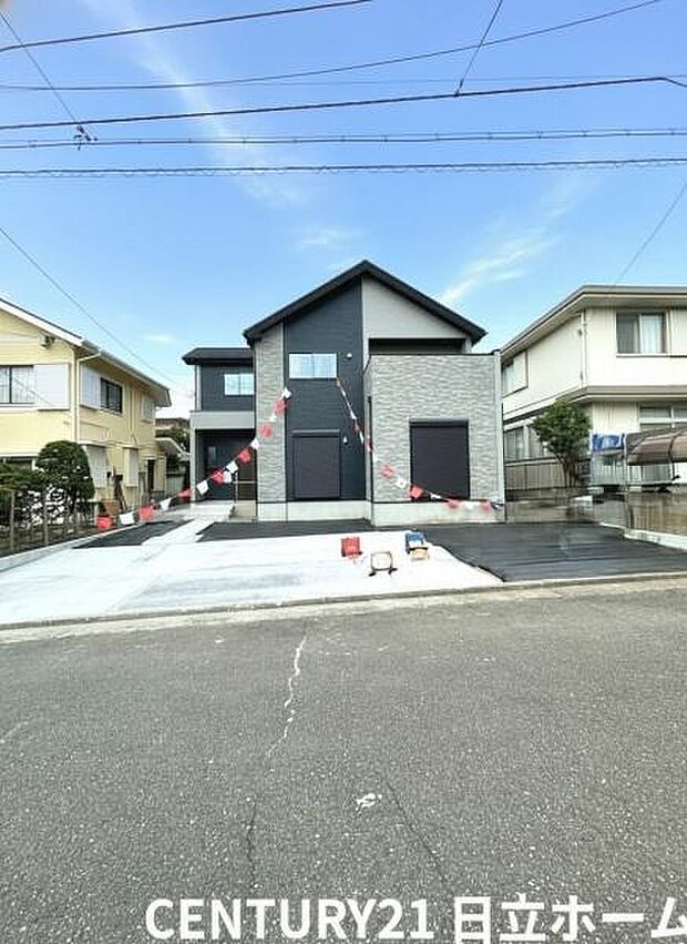 《前面道路》　■前面道路が広く、開放的です。日当たりも良好です。