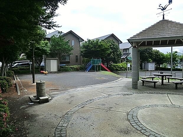 仲町台ひぐらし公園まで606m、高台にある住宅街に囲まれた公園。あずまやがあります。