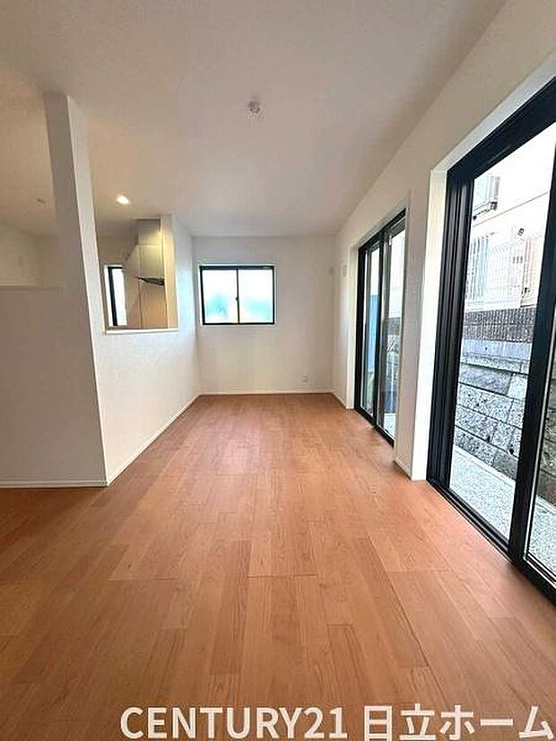 《リビングダイニング》　■家族が自然と集まって、思い思いにくつろぎ、遊び、語らう、やすらぎの空間。