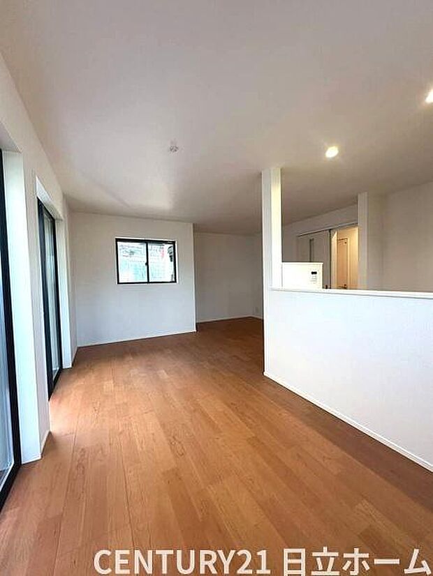 《リビングダイニング》　■インテリアプランが考えやすいワイドなリビング。